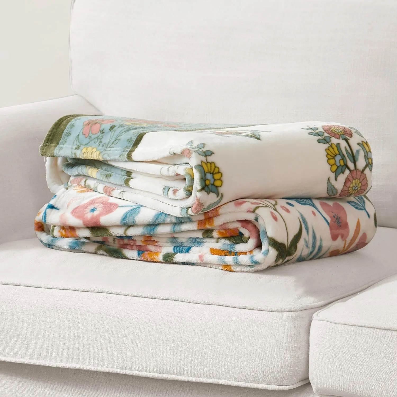 Jessica Simpson Plush 50"X70" Throw Blanket - Mila Floral - Luxurious Plush Blanket for Ultimate Comfort and Cozy Warmth