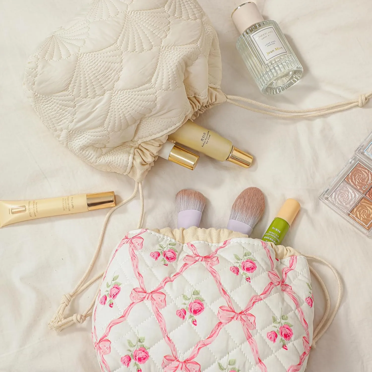 uekeboag White Shells Drawstring Quilted Cotton Makeup Pouch,Coquette Quilted Toiletry Bag for Women and Girls, Floral Coquette Organizer Bag, Aesthetic Travel Cosmetic Bags(White Shells Drawstring)