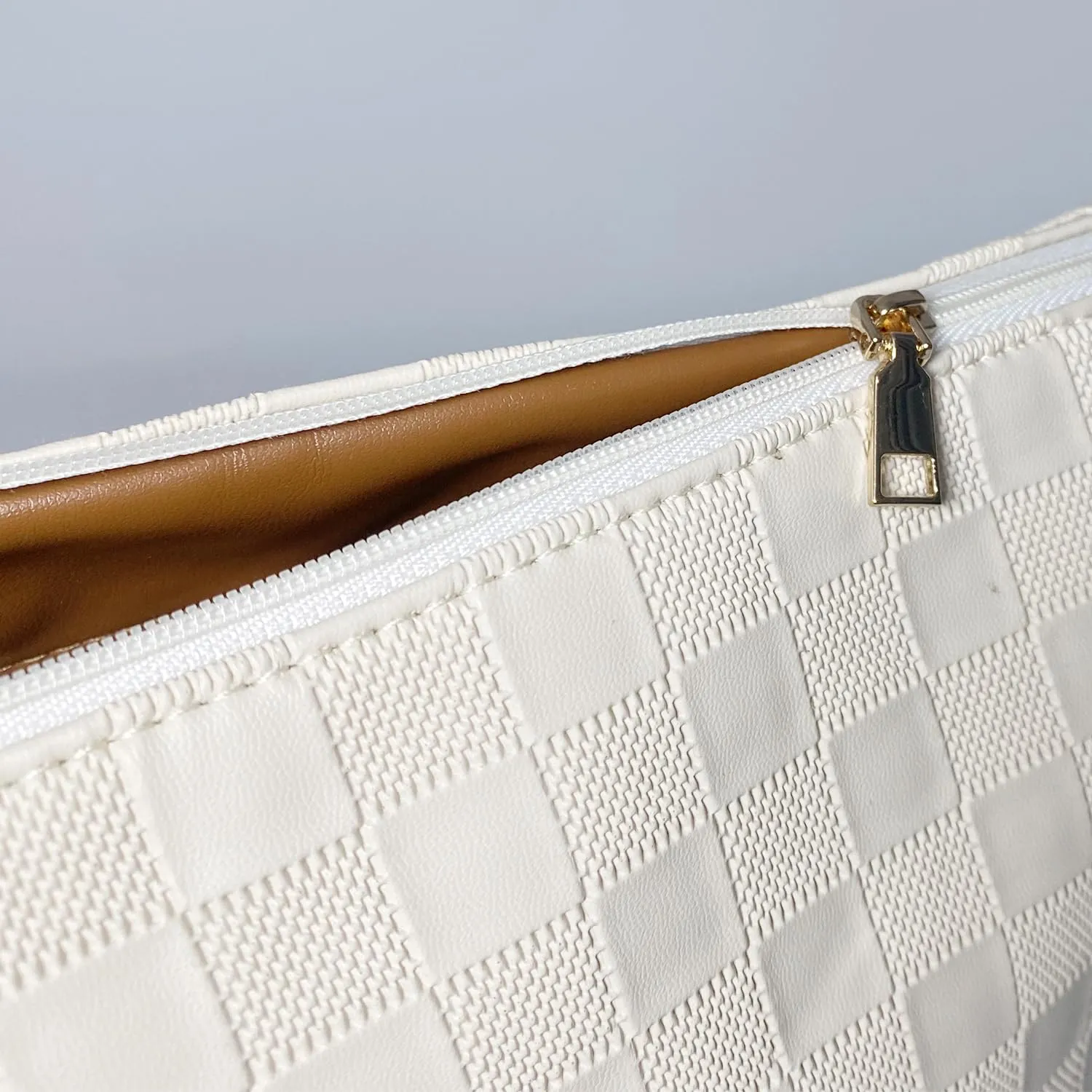 vhivhias Checkered Makeup Bag, Portabel Leather Large Cosmetic Bag,Large Capacity Travel Cosmetic Bag for Women, Lightweight Design and Waterproof Toiletries Bag White